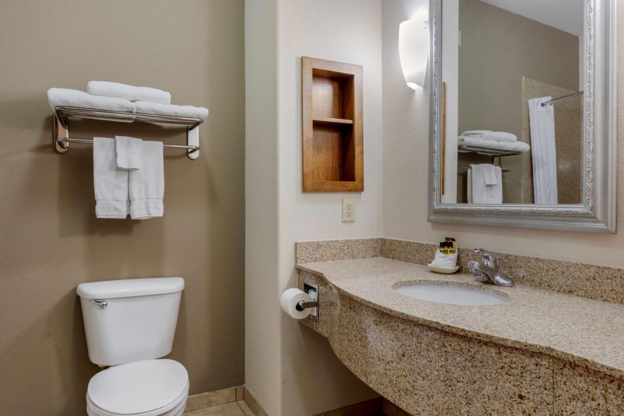 Western & Hotel 3*