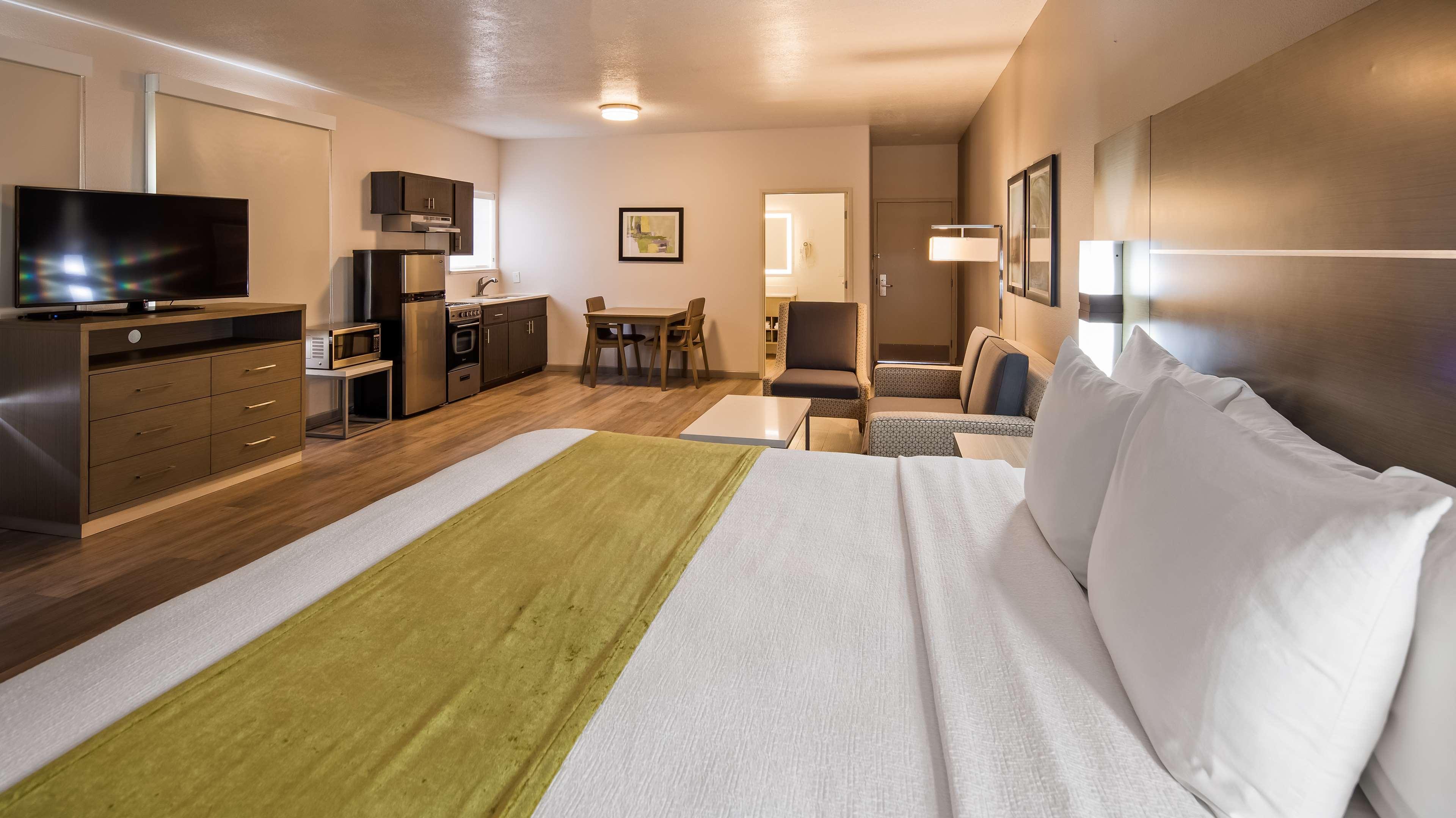Western & Hotel 3*