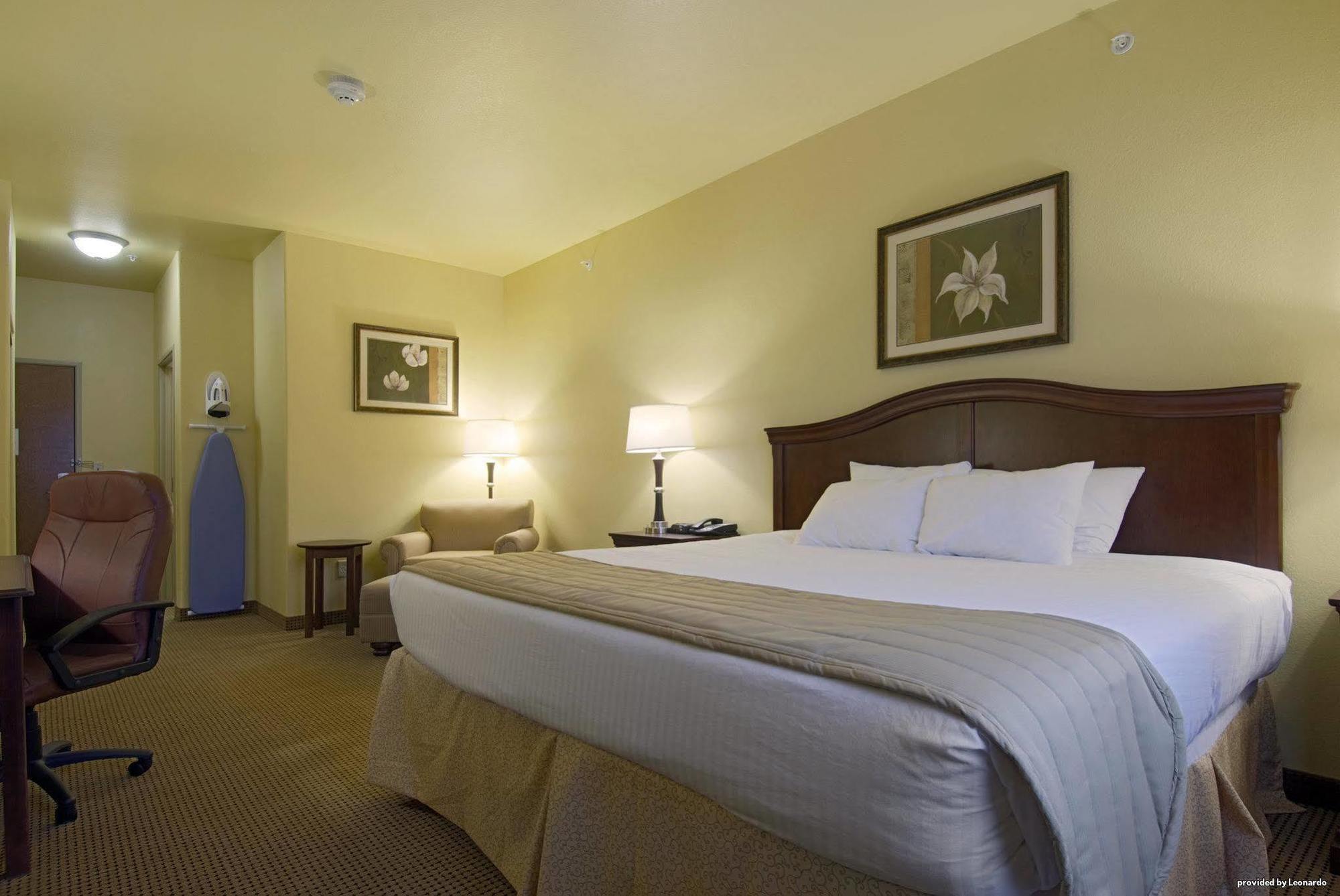 Western & Hotel 3*
